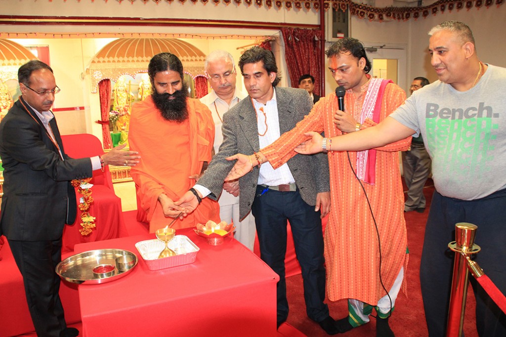 Swami Randevji visits Shree Hindu Temple